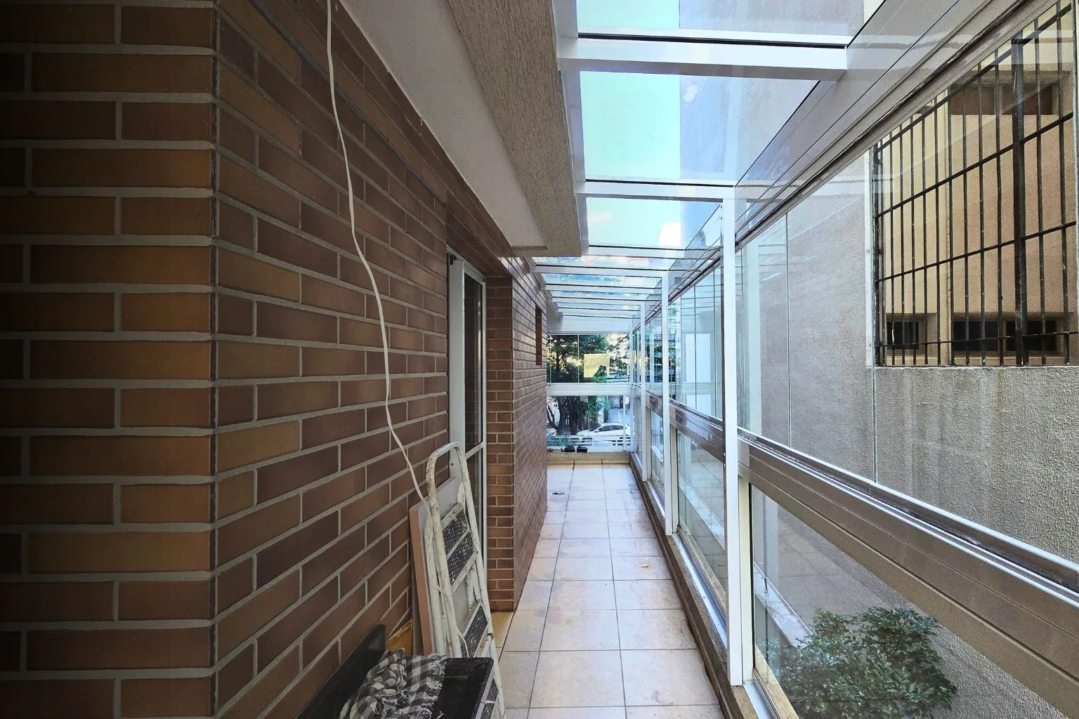Esquadrias vermelhas e amplos panos de vidro em residência contemporânea