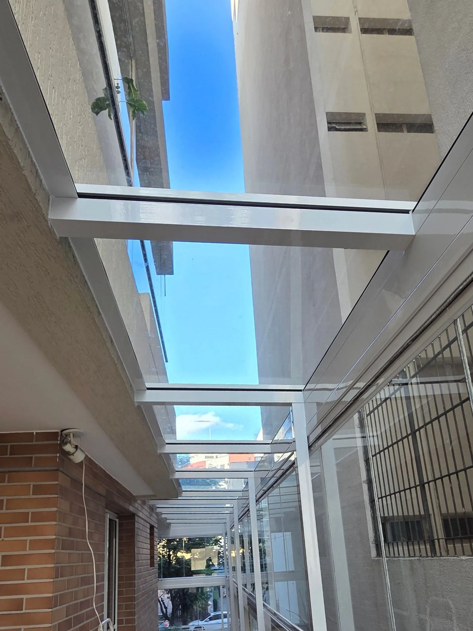 Cobertura de vidro laminado em corredor