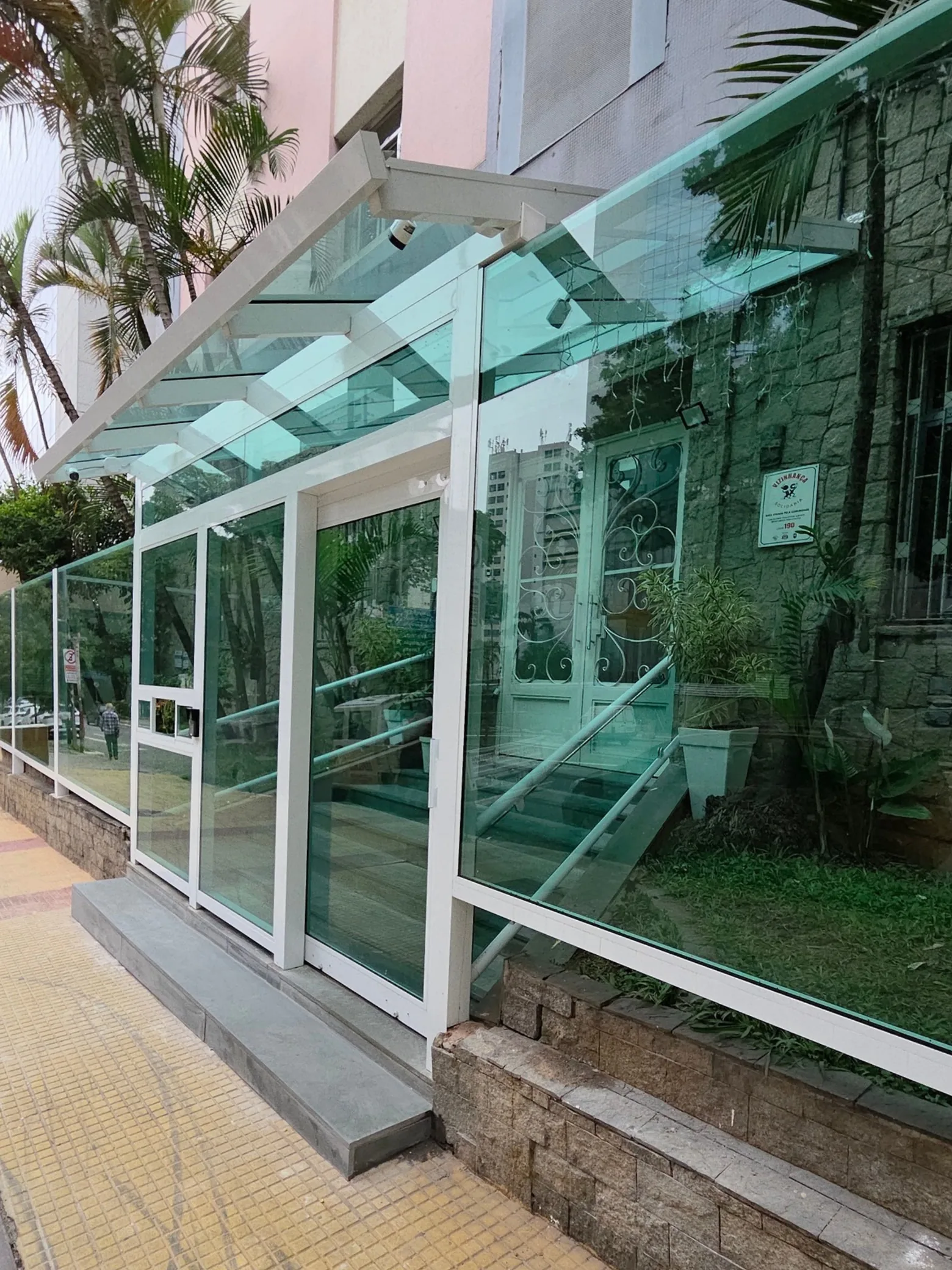 Fachada predial modernizada com vidro e alumínio