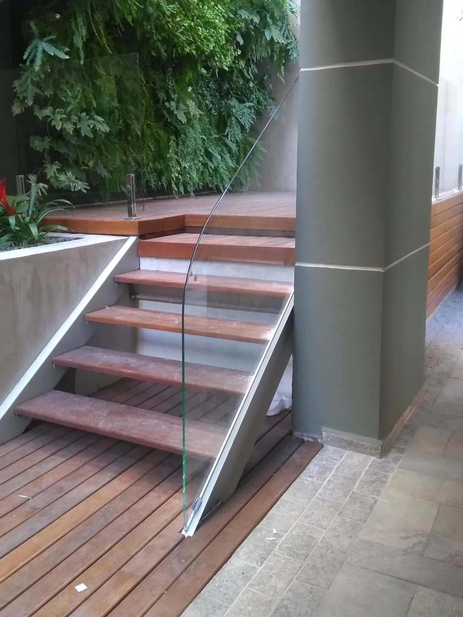 Guarda-corpos de vidro em edifício residencial